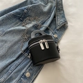 Schwarze Mini Zylinder Kosmetiktasche aus Leder mit Silberkette und Tragegriff - Schwarz