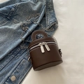 Dunkelbraune zylindrische Beuteltasche mit weißen Kontrastnähten und silberner Kette - Braun