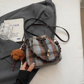 Sac seau rétro en laine à carreaux bleus et marrons avec bandoulière en cuir marron - Avec Pendentif / Carreaux Bleus