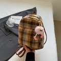 Mini zaino a quadri marroni con ciondolo di peluche rosa e sottili spalline in pelle - Con Ciondolo / Cachi