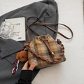 Sac seau en laine à carreaux marron avec poignée tressée et breloque chien peluche - Avec Pendentif / Carreaux Marron
