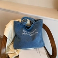 Grand sac cabas en jean bleu avec broderie blanche « Less Mondays More Sundays » - Bleu clair
