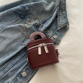 Mini-Zylinder-Tasche aus weinrotem Leder mit Silberkette und weißen Kontrastnähten - Burgunderrot