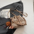 Sac seau en tweed à carreaux marron avec poignée tissée et pendentif chiot peluche - Avec Pendentif / Carreaux Kaki