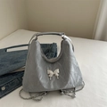 Sac fourre-tout gris argenté plissé avec détail papillon en métal et bandoulière Y2K - Argent