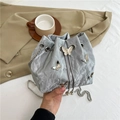 Silbergraue Schmetterling-Beuteltasche mit Metallic-Struktur und Perlen-Kordelzug - Silber