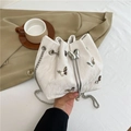 Schicke cremeweiße Beuteltasche mit silbernen Schmetterlingen und Kettenriemen - Weiß