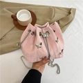 Rosa Beuteltasche mit silbernen Schmetterlingen und Perlen-Kordelzug mit Kette - Rosa