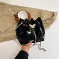 Schwarze Samt-Eimertasche mit silbernen Schmetterlingen und feiner Metallkette - Schwarz