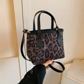 Piccola borsa a secchiello leopardata con manici in pelle nera e tracolla regolabile - Nero