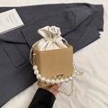 Sac bandoulière carré en paille avec poignée en perles et pochette intérieure beige - Kaki