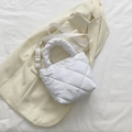 Bolso bandolera acolchado blanco con correa ajustable y diseño elegante minimalista - Blanco