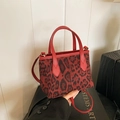 Borsa a secchiello leopardata rossa e nera con pelliccia sintetica e manici in pelle - Rosso