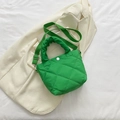 Bolso de cubo acolchado verde brillante con asa fruncida y correa de nailon - Verde
