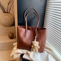 Vintage brown tote bag in textured faux leather with a cute plush bear charm accessory - With Pendant / Brown