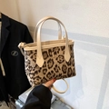 Borsa a secchiello leopardata con manico crema e tracolla rimovibile da donna - Beige