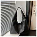 Detalle del bolso hobo tejido negro con una correa de hombro ancha de diseño minimalista - Negro