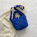Bolso de cubo azul Klein acolchado con costuras de diamante y correa ajustable - Azul