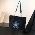 Große schwarze Wildleder-Einkaufstasche mit Denim-Stern-Patch und Metallkettenriemen - Schwarz