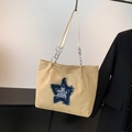 Beigefarbene Canvas-Einkaufstasche mit blauem Denim-Stern-Patch und Kettenriemen - Khaki