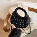 Sac croissant noir matelassé tendance avec poignée ronde et bandoulière fine - Noir