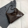 Borsa tote marrone scuro lucida in finta pelle verniciata con fibbia dorata - Marrone