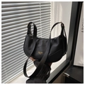 Dettaglio della borsa hobo in pelle martellata nera con logo oro e fibbia metallica - Nero