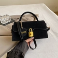 Elegante borsa a tracolla in camoscio nero con chiusura dorata e ciondolo - Nero