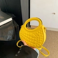 Sac croissant jaune vif minimaliste avec texture gaufrée carrée et poignée ronde - Jaune
