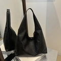 Minimalistische schwarze Hobo-Tasche aus geflochtenem Leder mit integriertem Griff - Schwarz