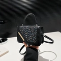 Borsa quadrata chic in tweed nero con barra dorata e tracolla in pelle regolabile - Nero