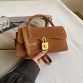 Borsa sottospalla in pelle scamosciata marrone con chiusura girevole dorata e targhetta - Marrone