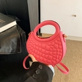 Sac demi-lune rose vif avec texture gaufrée et détails en métal doré élégant - Rose