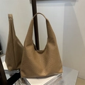 Minimalistische beige gewebte Hobo-Tasche aus Leder mit breitem Schultergurt - Khaki