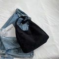 Bolso tote de pana negra con rayas verticales sobre fondo de chaqueta vaquera - Negro