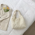 Elegante borsa tote beige con trama a bolle e design a pieghe dallo stile minimal - Bianco Sporco