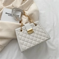 Borsa sottobraccio trapuntata beige con catena dorata e fibbia metallica su blazer - Bianco