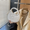 Sac à bandoulière blanc en demi-lune avec texture matelassée et poignée dorée - Blanc
