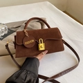 Borsa a tracolla in camoscio marrone scuro con chiusura dorata e ciondolo moda - Marrone