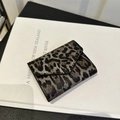 Schicke Brieftasche mit Leopardenmuster, dreifach faltbar mit schwarzer Kantenbeschichtung - Schwarz (Grau Leopard)