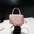 Borsa a tracolla in tweed rosa con finiture in metallo dorato e trama intrecciata - Rosa Stile 2