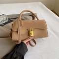 Borsa a spalla in pelle scamosciata kaki minimalista con chiusura dorata e ciondolo - Cachi