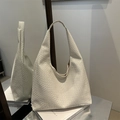 Borsa hobo bianca a trama intrecciata con tracolla larga dal design retrò minimalista - Bianco