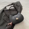 Sac à bandoulière demi-lune en cuir noir minimaliste avec fermoir tournant en métal doré - Noir