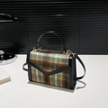 Retro handtas met groen en bruin ruitpatroon met zwart leren bies en gouden metalen details - Groen