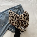 Sac sous le bras chic en fausse fourrure à imprimé léopard avec texture douce - Kaki
