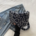 Sac sous le bras en fausse fourrure avec imprimé léopard gris et noir pelucheux - Bleu