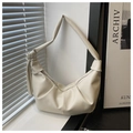 Detalle del bolso hobo de cuero granulado blanco crema con pliegues y cremallera plateada - Blanco
