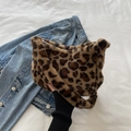 Sac à bandoulière chic en fausse fourrure léopard avec texture douce pour l'hiver - Marron