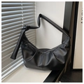 Detalle del bolso medialuna negro texturizado con correa decorativa de nudo grande - Negro